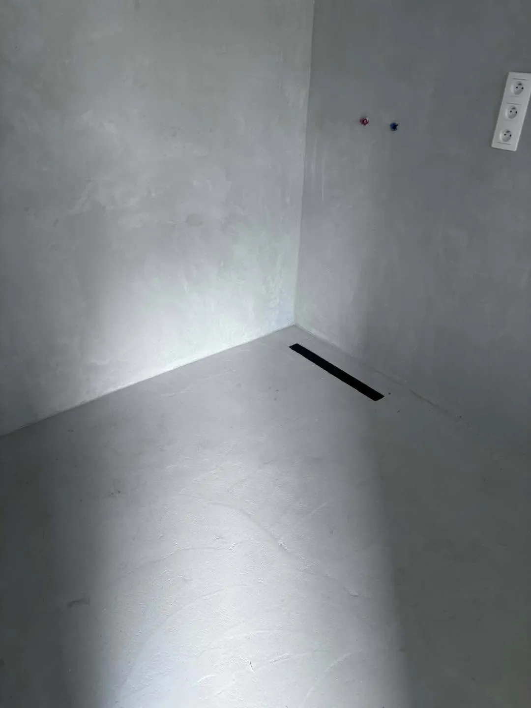 Svetlý mikrocement v sprchovom kúte