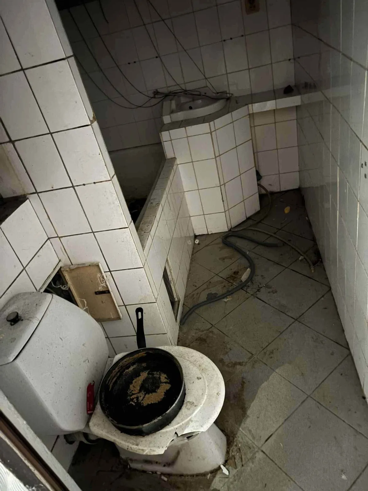 Pôvodné WC pred rekonštrukciou